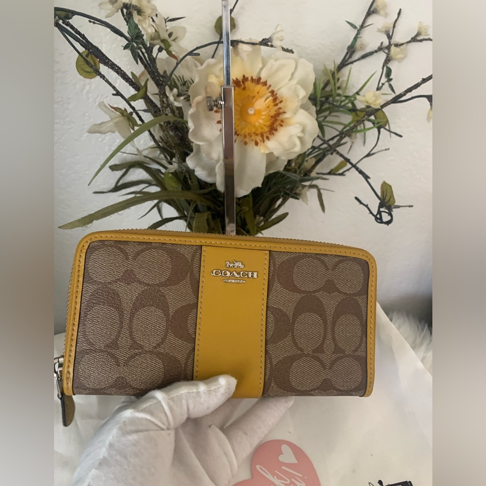 NWOT Coach Signature Leather Zip Around Long Accordion Wallet